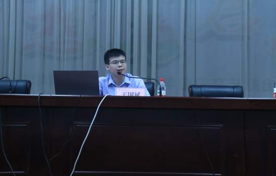 学院召开优秀校友报告会