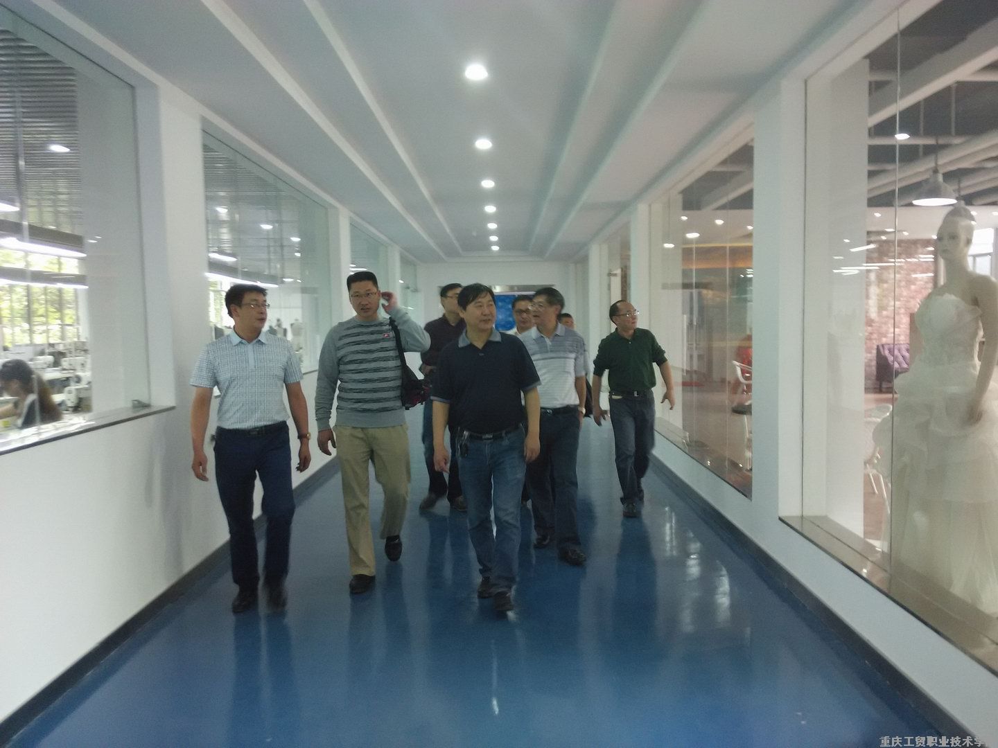 市教委领导对艺术与文化传播系鞋服实训中心进行检查