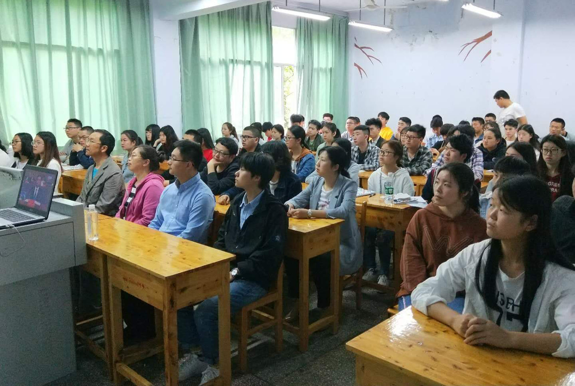 我院组织师生收看纪念马克思诞辰200周年大会