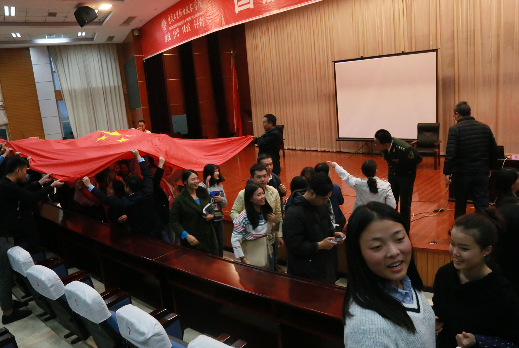 天安门国旗班首任班长董立敢莅临学院作报告