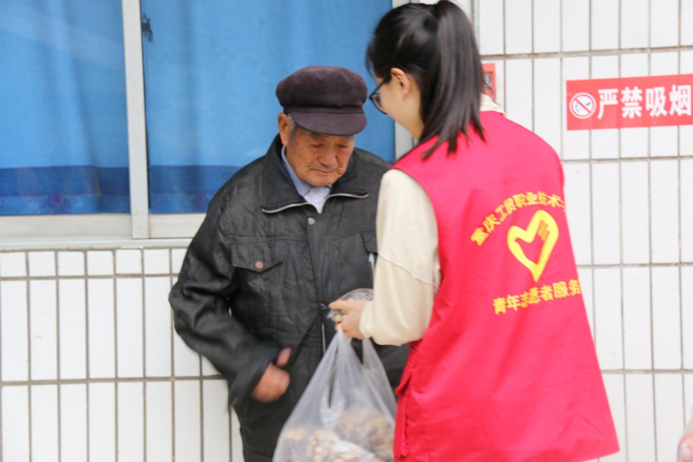 学院青年志愿者服务队赴龙桥敬老院,慰问老人