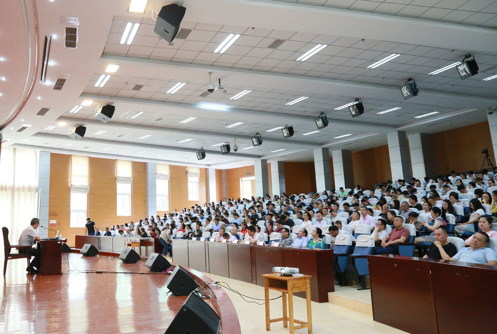 学院举行“学习新思想千万师生同上一堂课”授课活动