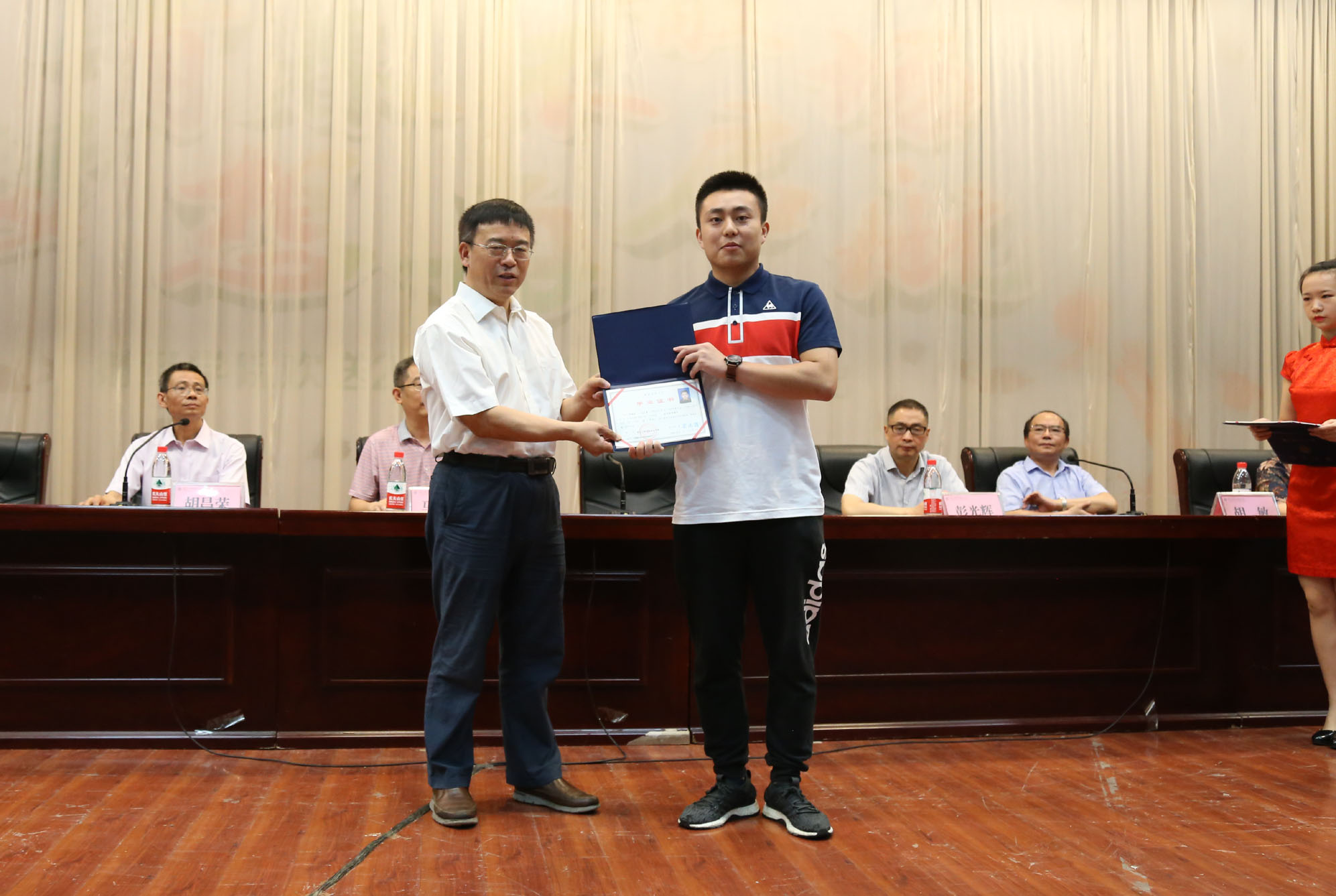 学院隆重举行2019届学生毕业典礼