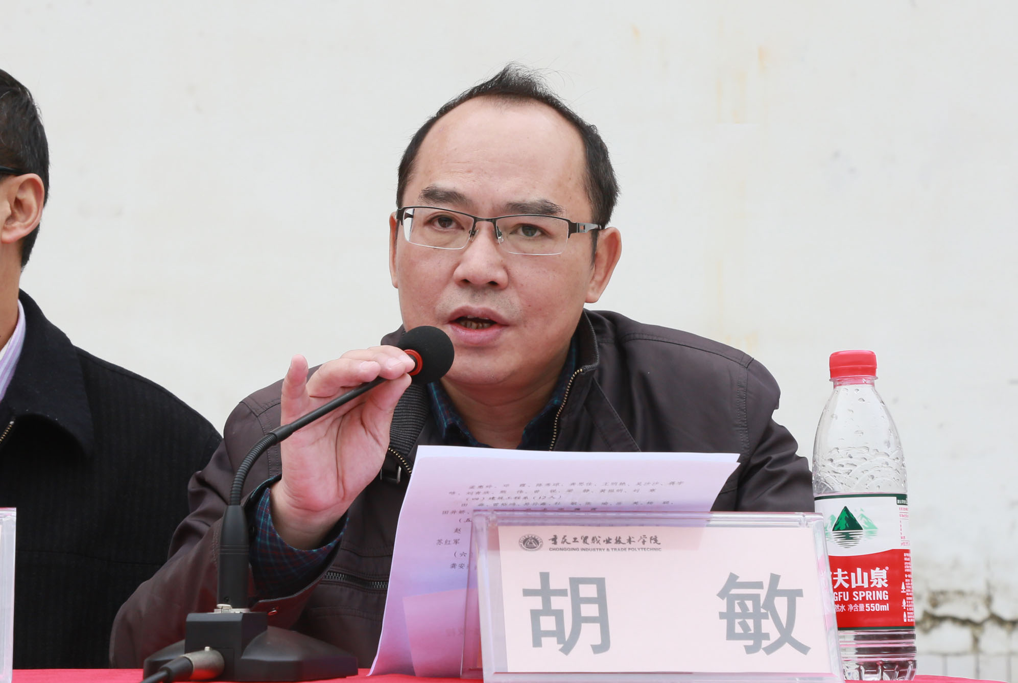 学院隆重举行2017级新生军训汇报表演暨总结表彰大会