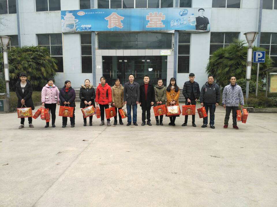 学院领导慰问春节期间留校的学生