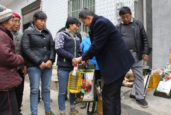 学院赴巫溪县天元乡开展扶贫调研慰问
