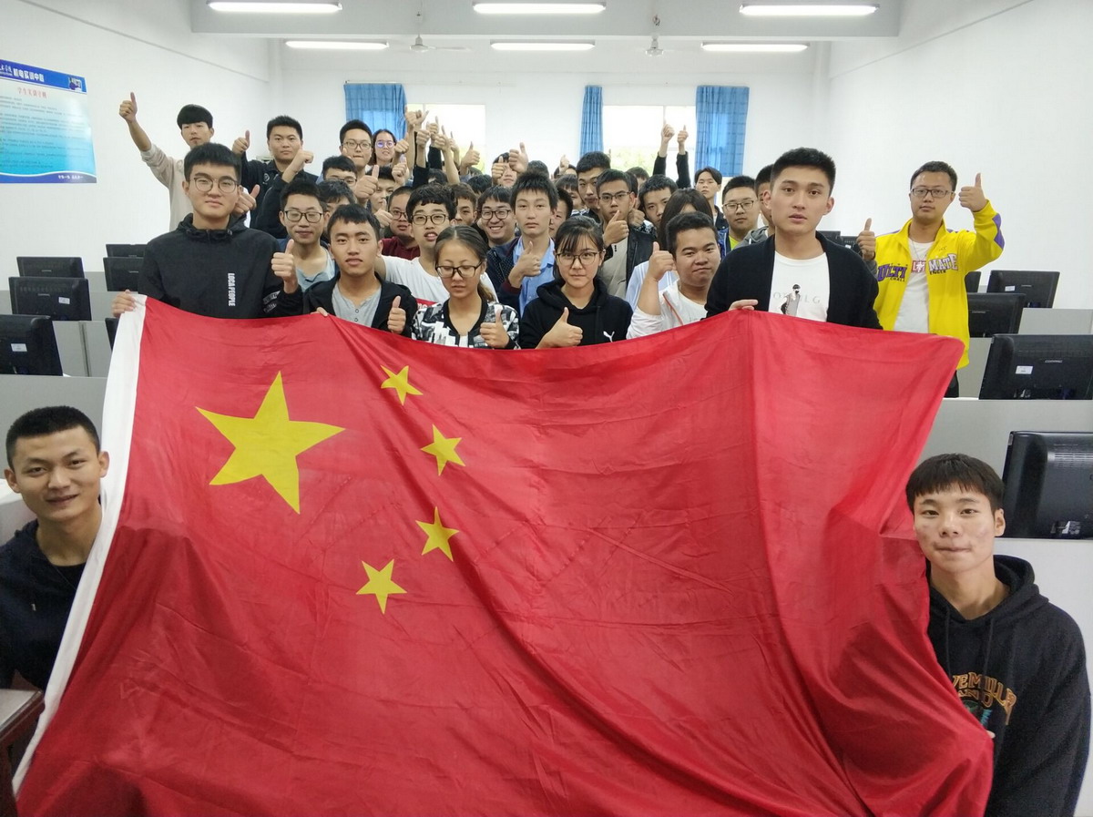 学院举行“我为国旗点赞”系列活动
