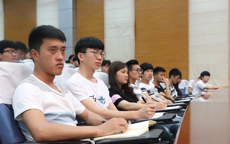 胡昌荣副书记为第十期“青马工程”暨第十三期业余团校学员作专题报告