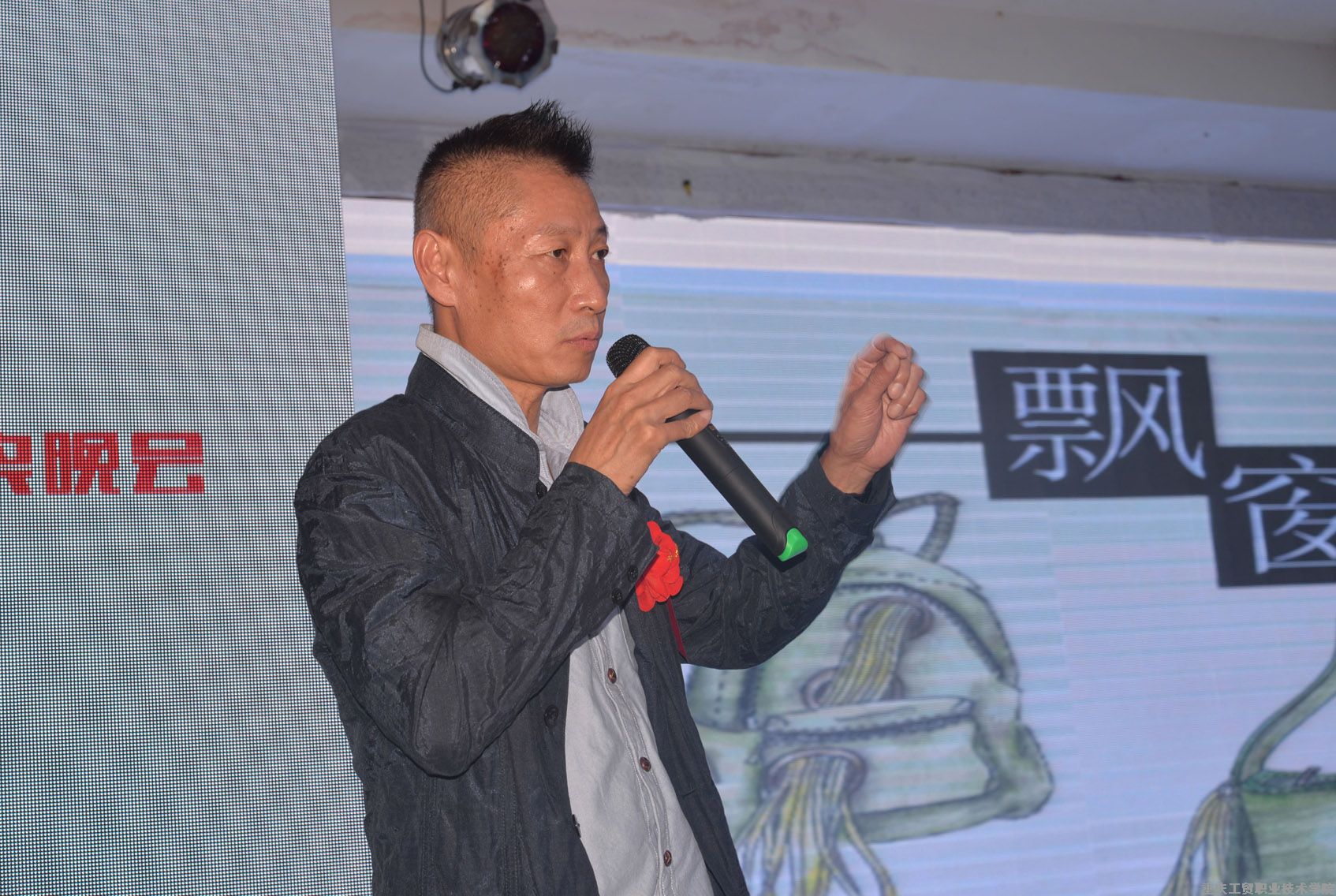 首届“重庆工贸职院杯”全国鞋服饰品及箱包设计大赛在我院圆满落