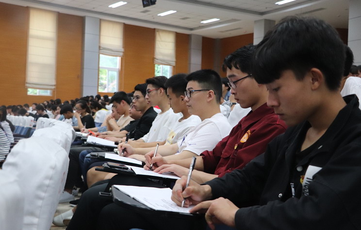 宋正富院长为第十期“青马工程”暨第十三期业余团校学员作专题报告