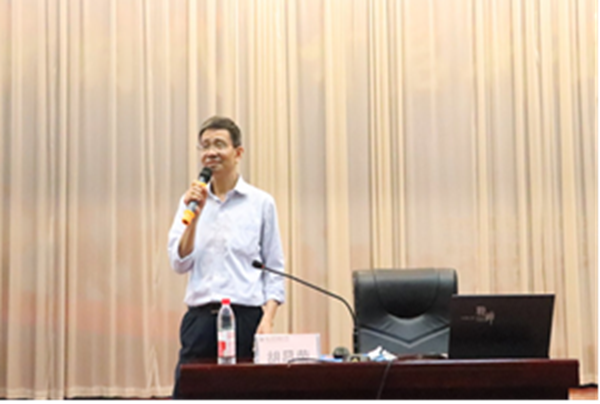 胡昌荣副书记为第十期“青马工程”暨第十三期业余团校学员作专题报告