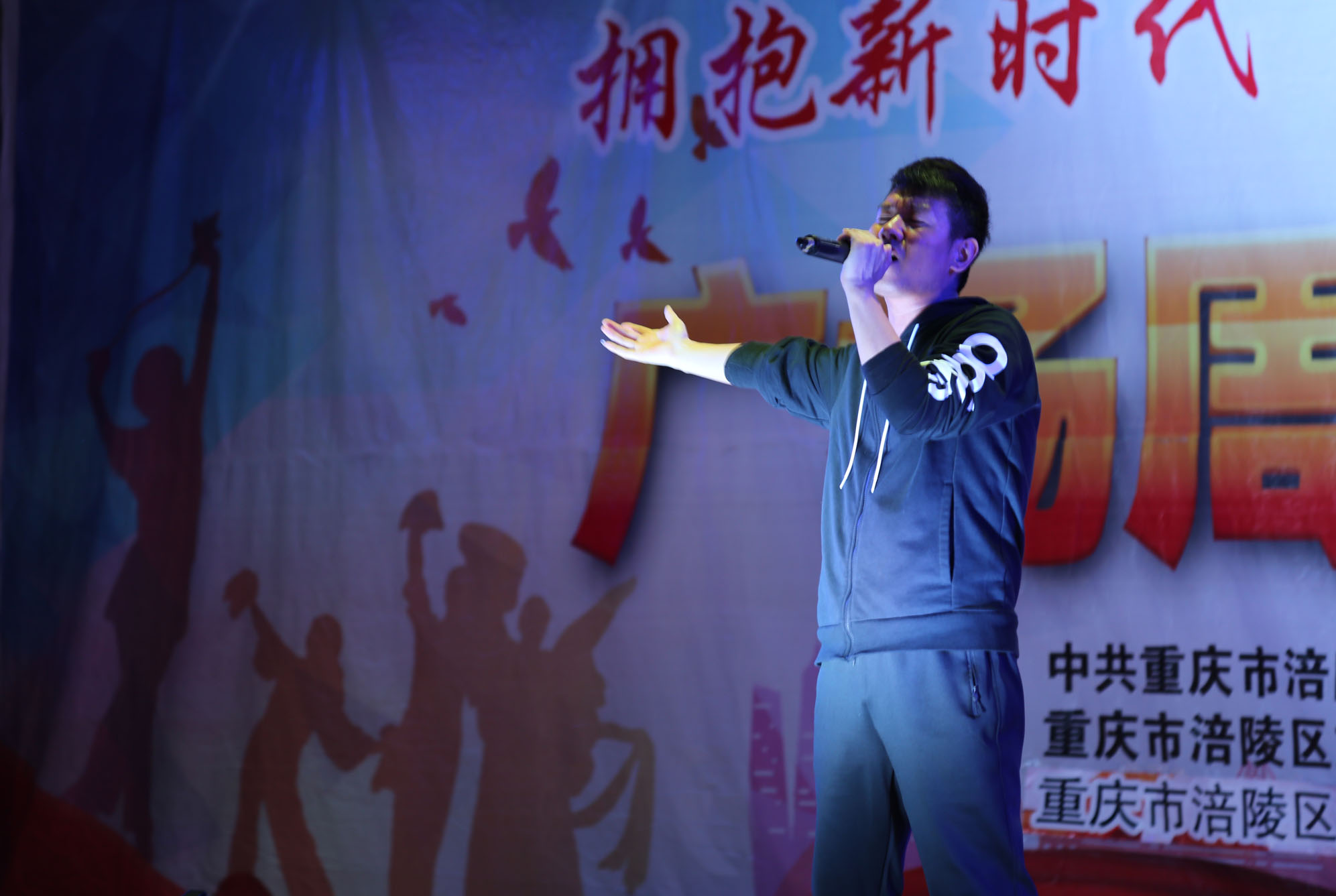 学院为涪陵市民送去文艺演出