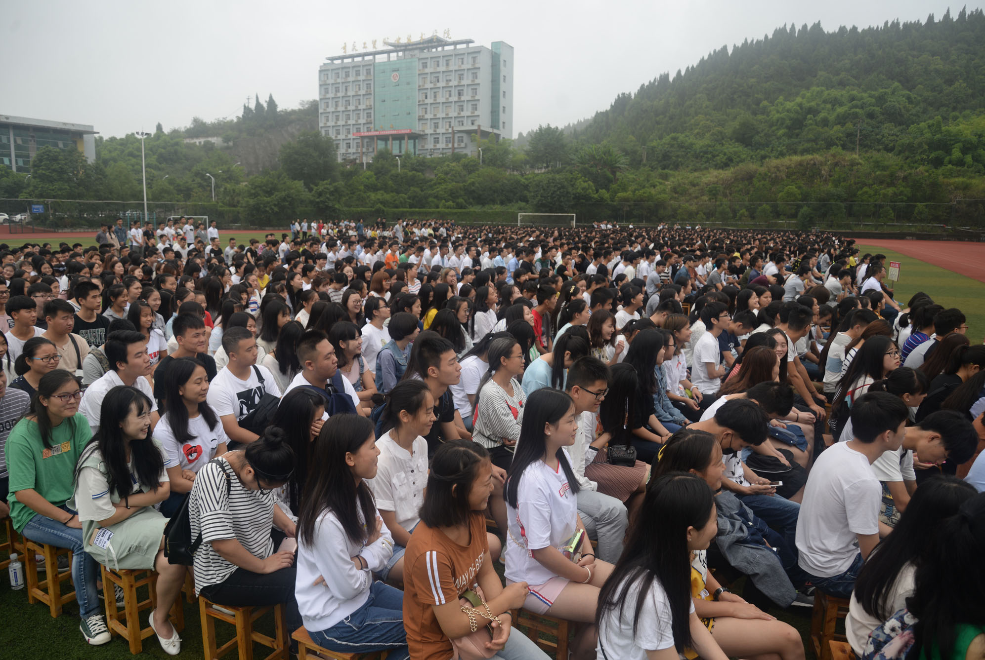 学院隆重举行2017级新生开学典礼