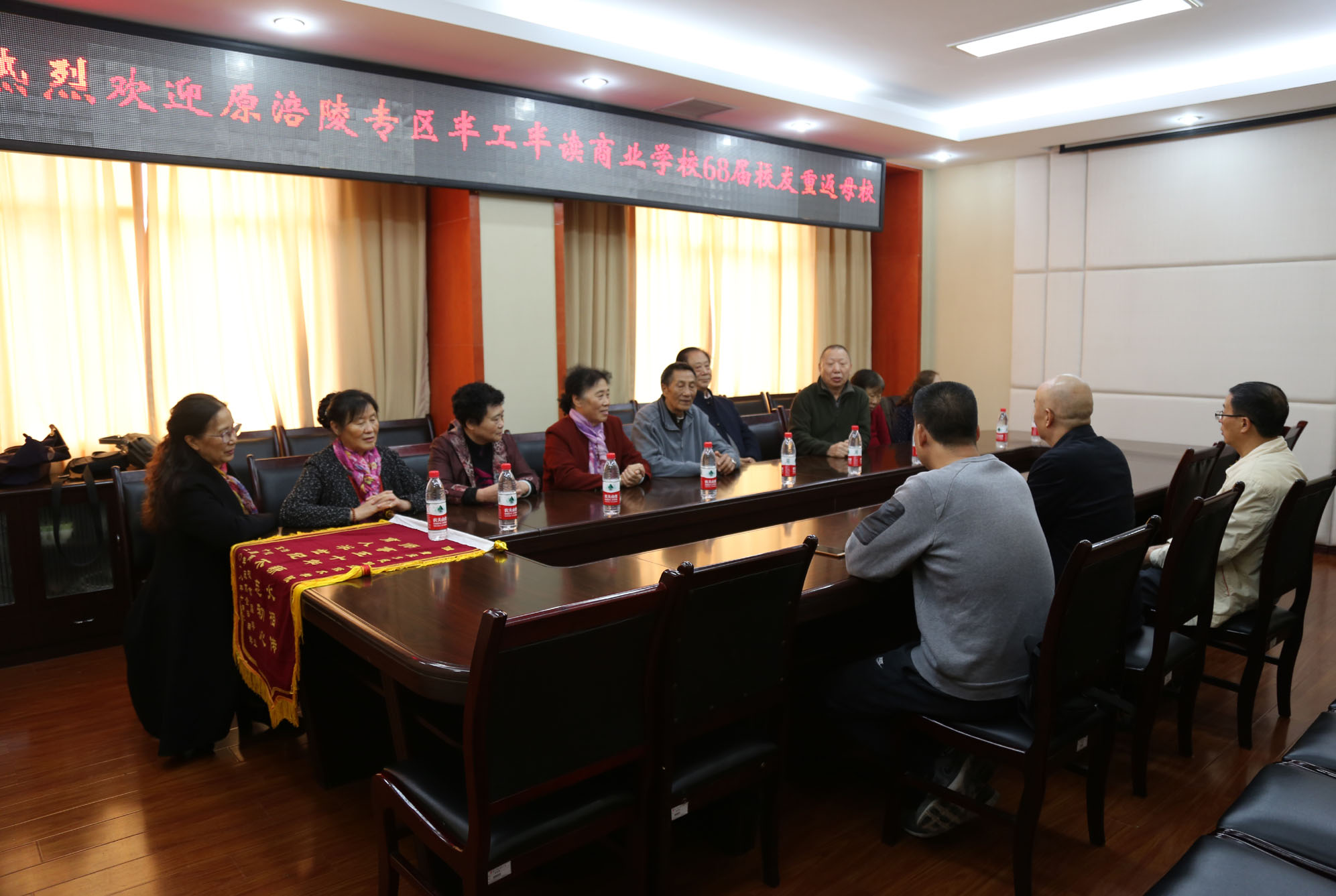 68届部分校友回母校参观