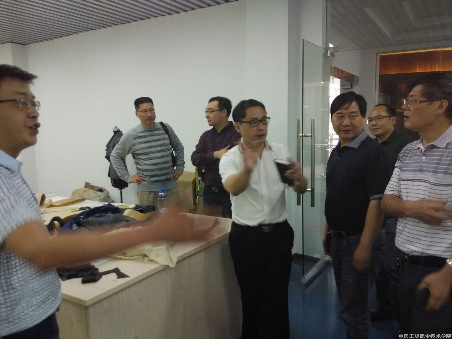 市教委领导对艺术与文化传播系鞋服实训中心进行检查