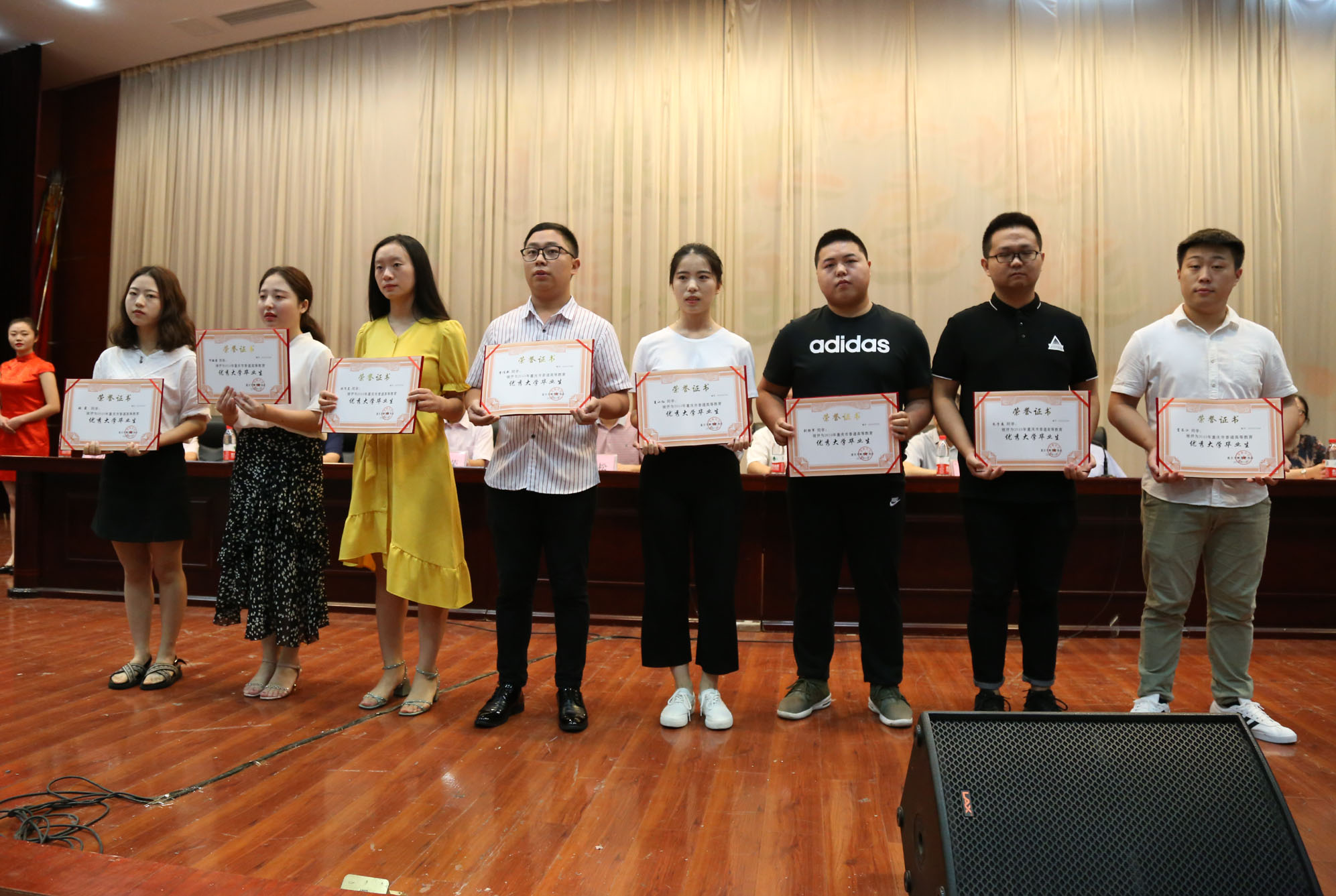 学院隆重举行2019届学生毕业典礼
