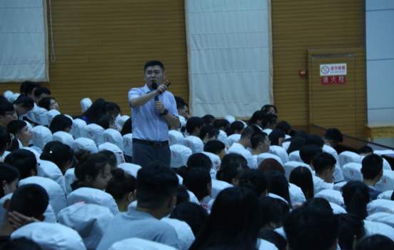 学院召开优秀校友报告会