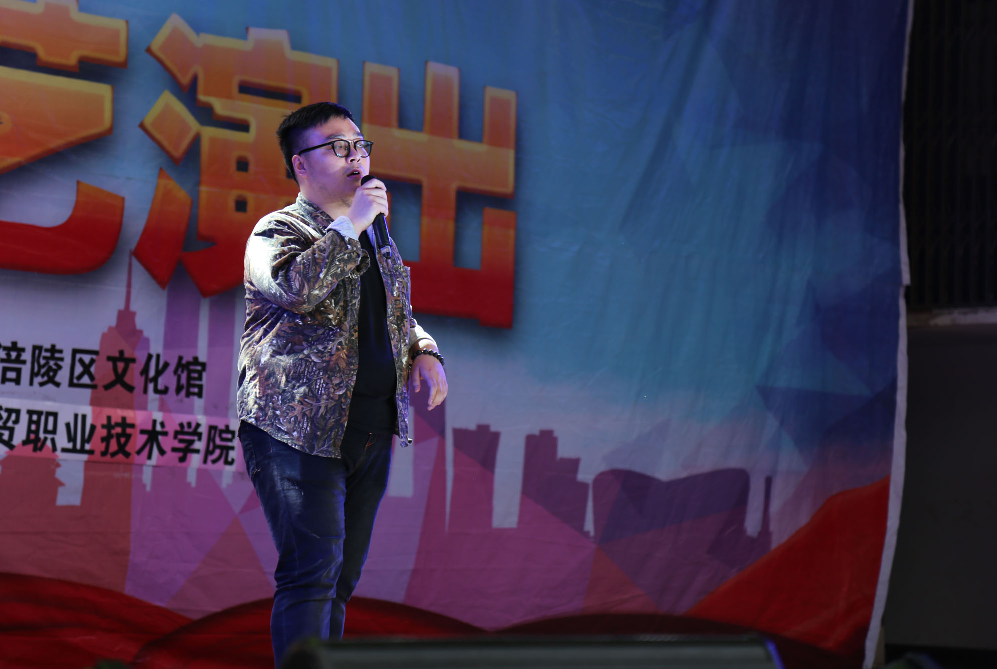 学院为涪陵市民送去文艺演出